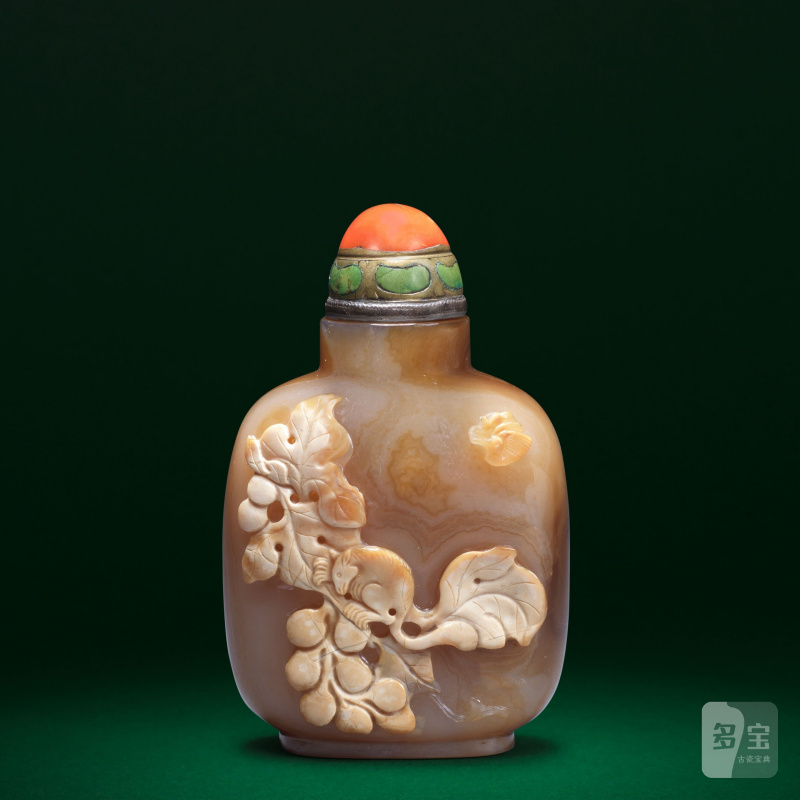 十八/十九世紀 瑪瑙巧雕松鼠葡萄紋鼻烟壺 | A CHALCEDONY AGATE 'SQUIRREL AND GRAPES' SNUFF BOTTLE - 图3